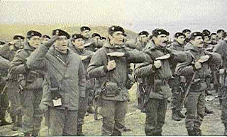 Foto en blanco y negro de un grupo de personas en uniforme militarDescripción generada automáticamente con confianza media